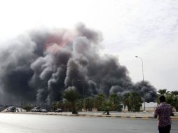 Una gran nube de humo se alza al cielo tras la explosión en una base naval en Trípoli. EFE  /