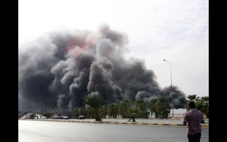 Una gran nube de humo se alza al cielo tras la explosión en una base naval en Trípoli. EFE  /