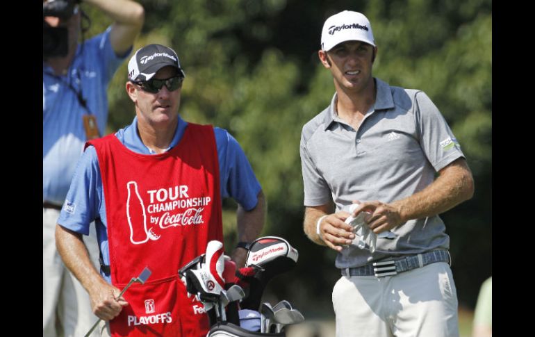 Joe LaCava era el caddie del golfista Dustin Johnson (D). MEXSPORT  /