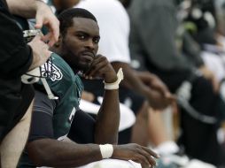 Michael Vick tuvo que salir del juego ante Gigantes en la segunda mitad por sufrir un golpe en su mano. AP  /