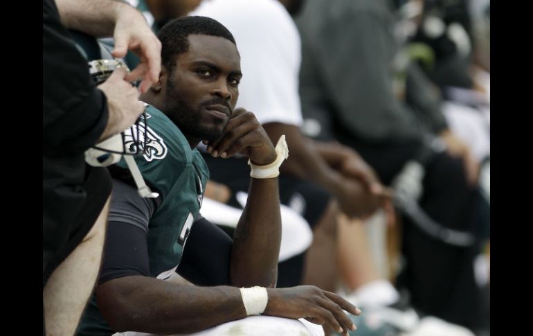 Michael Vick tuvo que salir del juego ante Gigantes en la segunda mitad por sufrir un golpe en su mano. AP  /