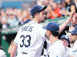 El abridor James Shields (33) de los Rays de Tampa Bay es felicitado tras  ser reemplazado en el juego contra los Yanquis. AFP  /