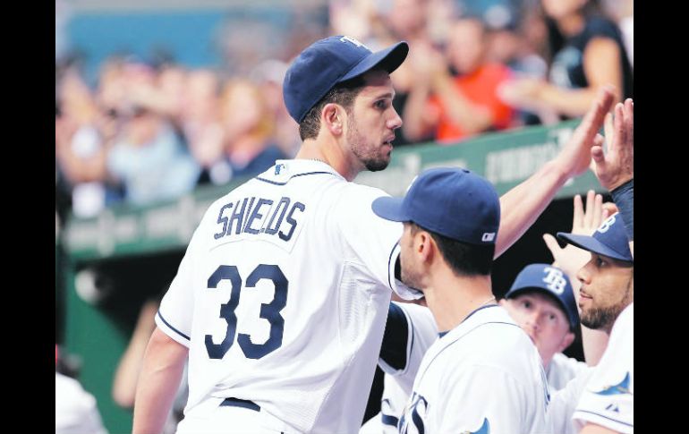 El abridor James Shields (33) de los Rays de Tampa Bay es felicitado tras  ser reemplazado en el juego contra los Yanquis. AFP  /