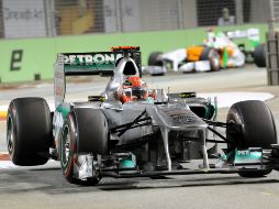 Michael Schumacher toma una curva durante el Gran Premio de Singapur de F1. AFP  /