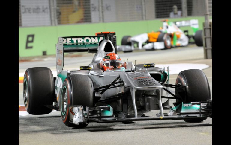 Michael Schumacher toma una curva durante el Gran Premio de Singapur de F1. AFP  /