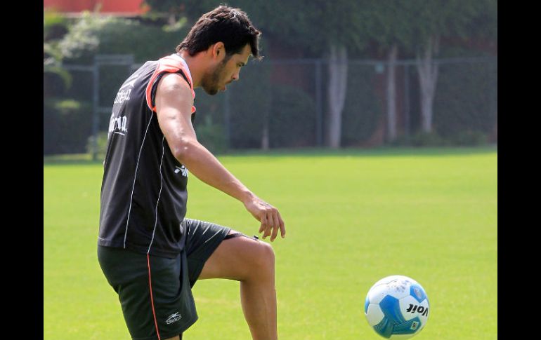 El defensa colombiano Wilman Conde patea el esférico en el entrenamiento que realizó ayer, separado de sus compañeros rojinegros. NTX  /