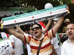 Manifestantes sirios se presentan ante la embajada en el Cairo para una protesta contra Bashar al Assad. NOTIMEX  /