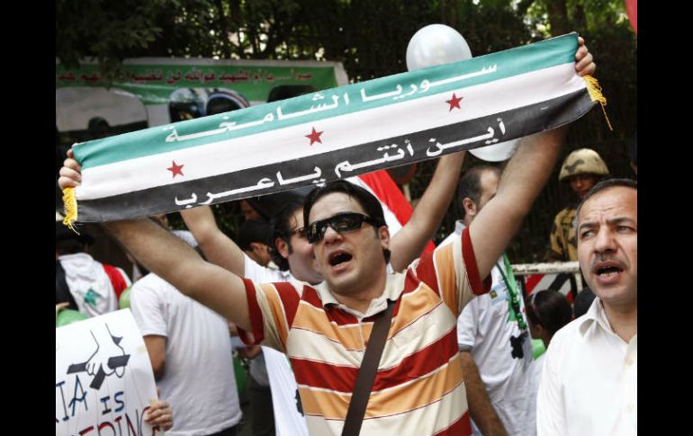 Manifestantes sirios se presentan ante la embajada en el Cairo para una protesta contra Bashar al Assad. NOTIMEX  /