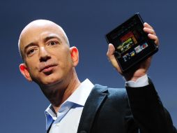 Jeff Bezos, fundador de Amazon, sosteniendo el nuevo Kindle Fire en la presentación de esta tableta. AFP  /