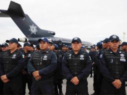 Policías federales arriban al aeropuerto tapatío, con motivo de los próximos Juegos Panamericanos. NOTIMEX  /