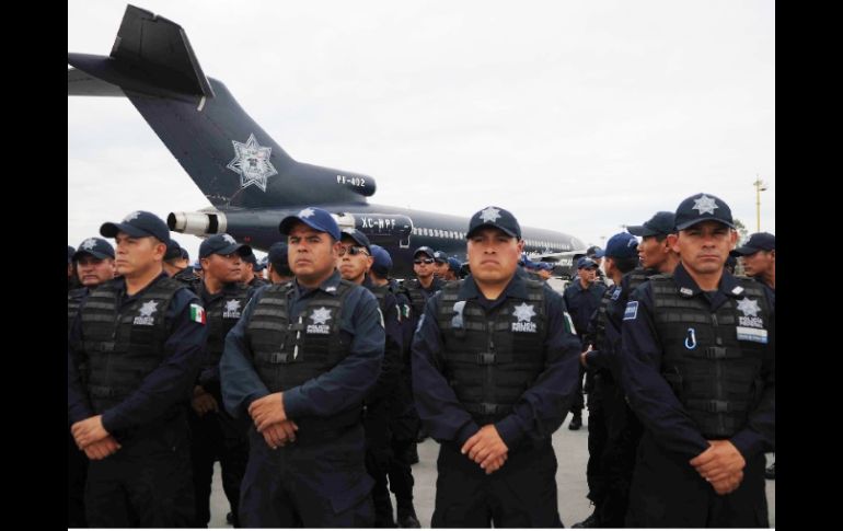 Policías federales arriban al aeropuerto tapatío, con motivo de los próximos Juegos Panamericanos. NOTIMEX  /