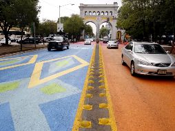 Vehículos transitan por una de las principales calles de la ciudad de Guadalajara. EFE  /