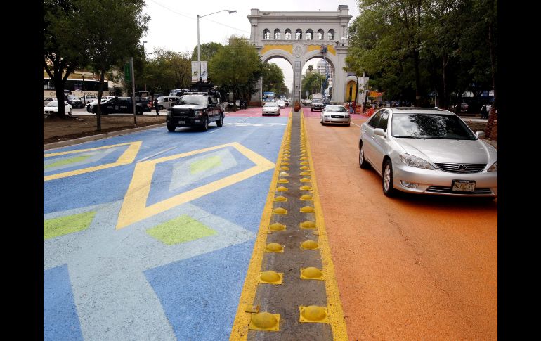 Vehículos transitan por una de las principales calles de la ciudad de Guadalajara. EFE  /