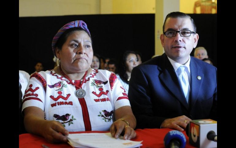 Rigoberta Menchú participa con candidato presidencial Manuel Baldizón, del partido politico Libertad Democrática Renovada. EFE  /