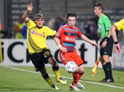 Marcel Schmelzer (I) del Borussia Dortmund disputa el balón con Mathieu Valbuena (C) del Marsella. EFE  /