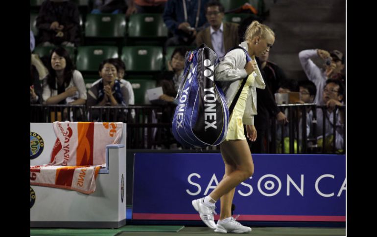 Caroline Wozniacki no pudo antesu rival de esta edición del torneo, se retira de la cancha. REUTERS  /