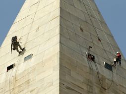 Dos hombres y dos mujeres descenden por el monumento con iPad en mano con datos de la última restauración. REUTERS  /