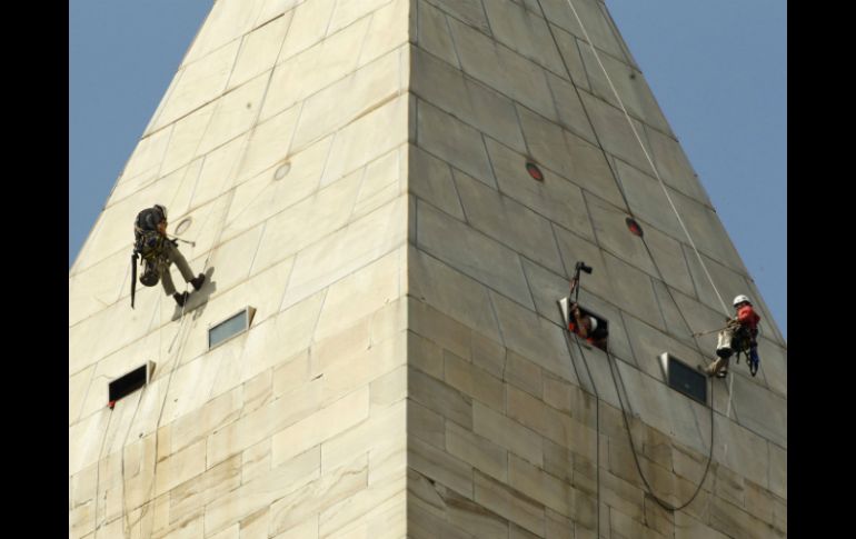 Dos hombres y dos mujeres descenden por el monumento con iPad en mano con datos de la última restauración. REUTERS  /