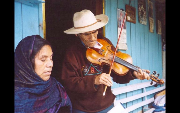 El Tata Juan Victoriano dijo antes de morir que la única persona que podría interpretar sus cantos sería su esposa. ESPECIAL  /