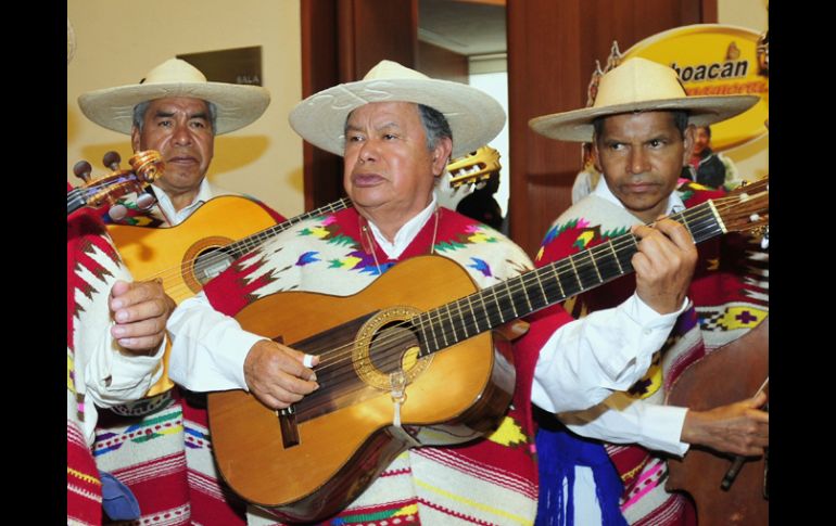 Cada canto muestra su creencia 'en la familia, en las tradiciones, costumbres y normas morales' purepéchas. ARCHIVO  /