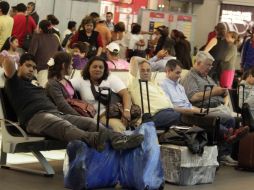 Hasta dos mil personas se habrían quedado varadas en la terminal. EL UNIVERSAL  /