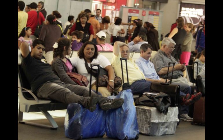 Hasta dos mil personas se habrían quedado varadas en la terminal. EL UNIVERSAL  /