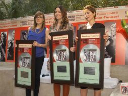 Las cantantes, Denine y Ely Guerra junto con la músico Alondra de la Parra recibieron disco de Platino. NTX  /