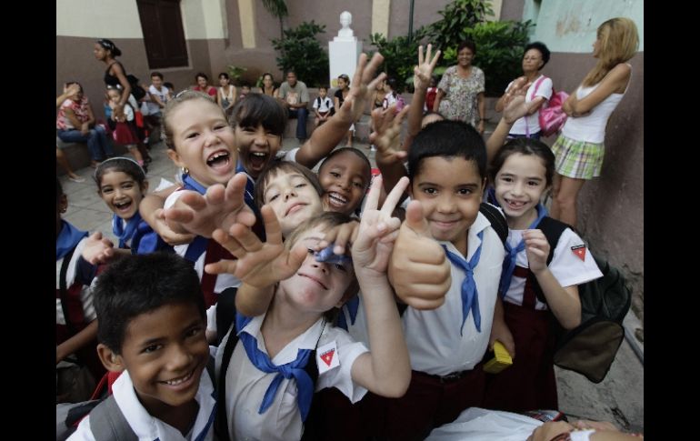 La cobertura universal de educación es uno de los pilares de la revolución socialista emprendida por Fidel Chávez. REUTERS  /