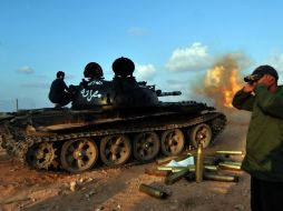 Un tanque rebelde dispara durante la lucha por recuperar nuevamnete el aeropuerto de Sirte. AFP  /