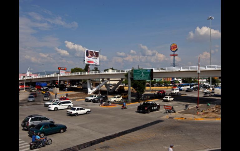 Autoridades tapatías anunciaron que el puente vehicular de Ávila Camacho se inaugurará la noche de hoy.  /