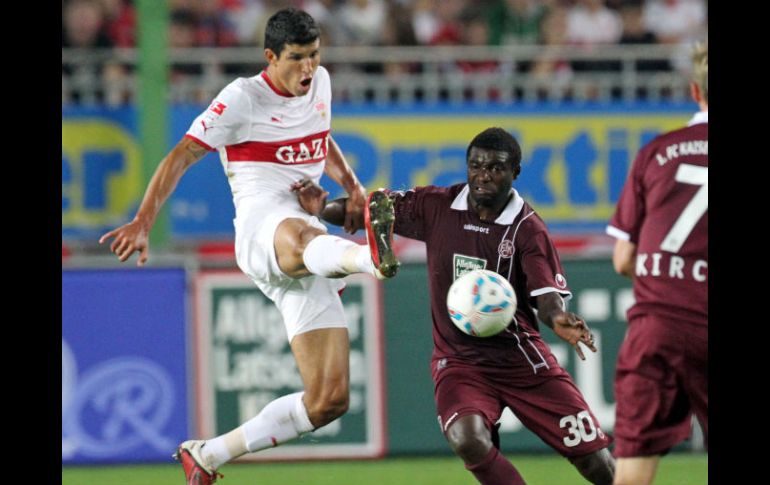 El jugador del Kaiserslautern Dorge Kouemaha (d) en acción ante Maza (i) durante el partido de la Bundesliga. EFE  /