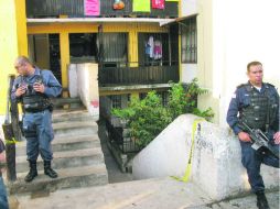 La Policía tapatía vigila el departamento donde ocurrió el ataque en Miravalle.  /