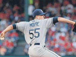 El lanzador novato Matt Moore limitó a la poderosa ofensiva de los Rangers a sólo dos imparables en siete entradas. AFP  /