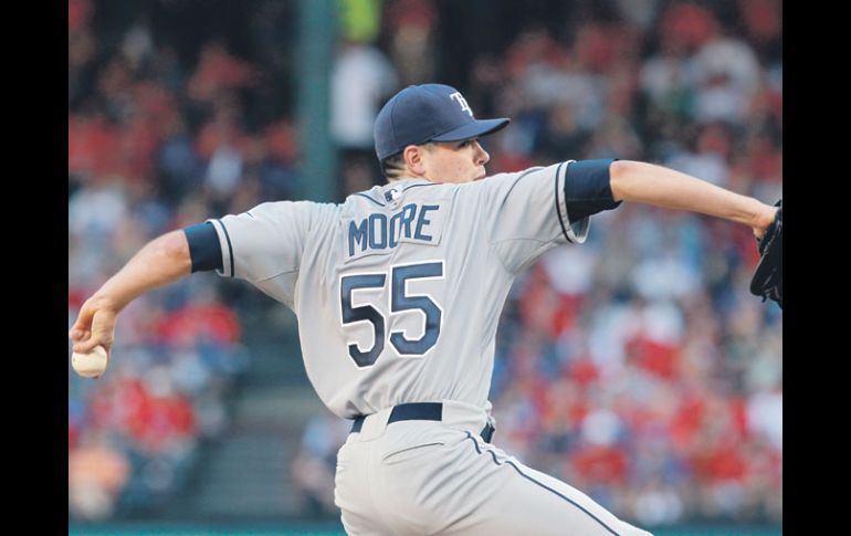 El lanzador novato Matt Moore limitó a la poderosa ofensiva de los Rangers a sólo dos imparables en siete entradas. AFP  /