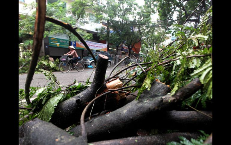 La tormenta azotó Vietnam y obligó a evacuar a 20 mil personas. EFE  /