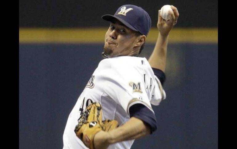 Yovani Gallardo lanzó sólido ante Arizona y pone en ventaja a los Cerveceros. AFP  /