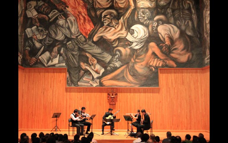 Proyecto Caos interprétó la noche del viernes Wixaritari, una pieza del compositor Demian Galindo, inspirada en la sierra huichola.  /