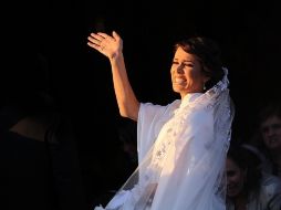 Jacqueline, vestida de un radiante blanco y con una amplia sonrisa llega a la iglesia.  /