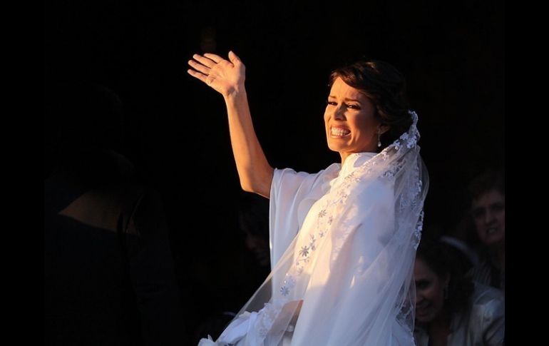 Jacqueline, vestida de un radiante blanco y con una amplia sonrisa llega a la iglesia.  /