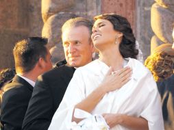 Jacqueline Bracamontes agradece al público reunido afuera del Templo Expiatorio, abrazada por su padre, Jesús Bracamontes.  /