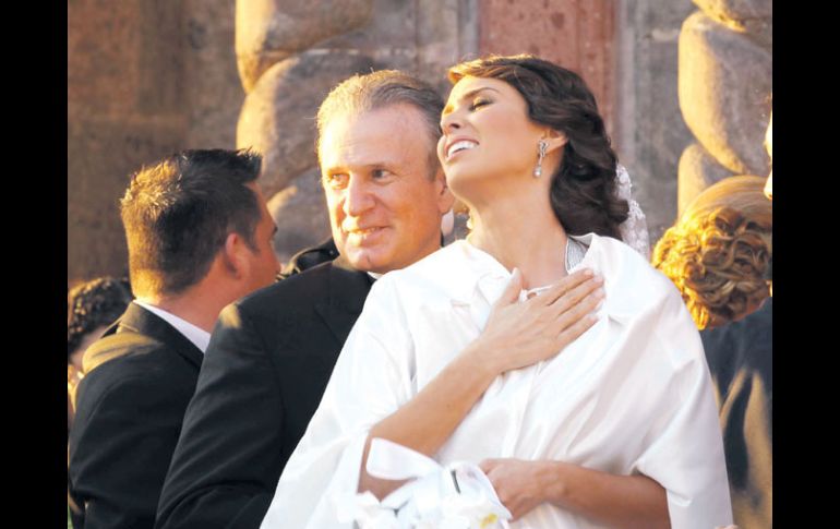 Jacqueline Bracamontes agradece al público reunido afuera del Templo Expiatorio, abrazada por su padre, Jesús Bracamontes.  /