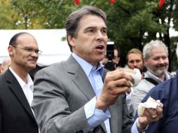 El republicano Rick Perry convive con sus seguidores durante su precampaña electoral, en New Hampshire. AP  /