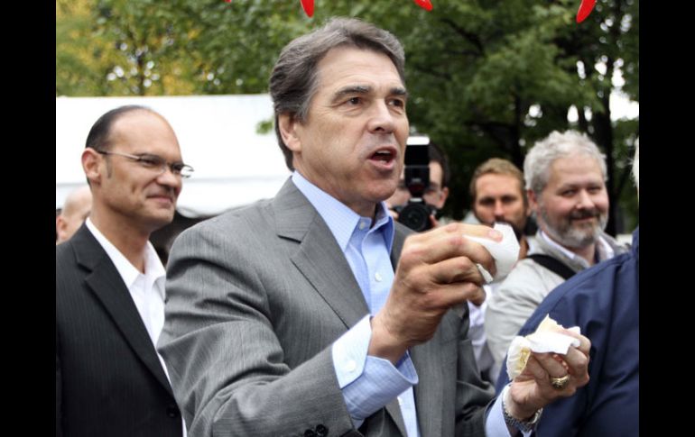 El republicano Rick Perry convive con sus seguidores durante su precampaña electoral, en New Hampshire. AP  /