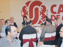 Enrique Alfaro (izquierda, al fondo) y Raúl Padilla (primero desde la derecha) en la Cámara de Comercio de Guadalajara.  /