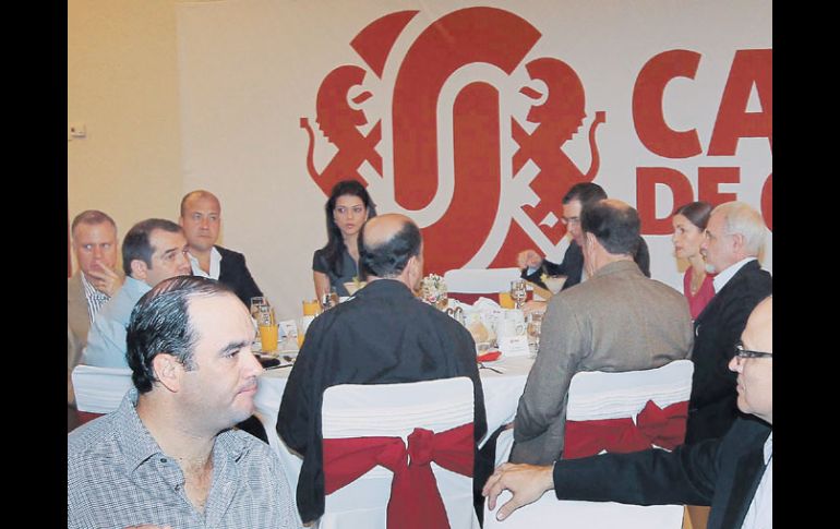 Enrique Alfaro (izquierda, al fondo) y Raúl Padilla (primero desde la derecha) en la Cámara de Comercio de Guadalajara.  /