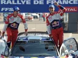 Sebastien Ogier celebra el primer lugar junto con su copiloto Julien Ingrassia. AFP  /