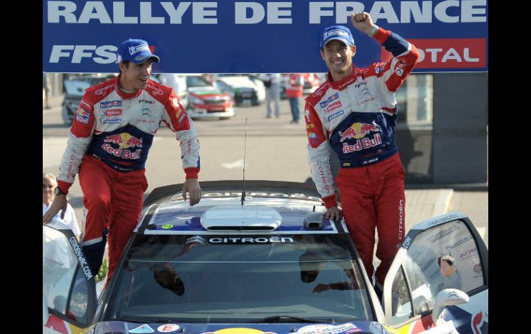 Sebastien Ogier celebra el primer lugar junto con su copiloto Julien Ingrassia. AFP  /