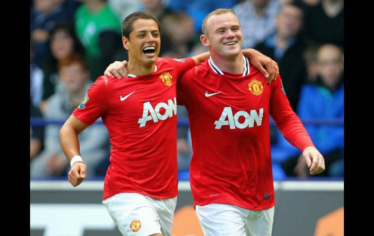 En la imagen aparece Javier 'Chicharito' Hernández y Wayne Rooney. MEXSPORT  /