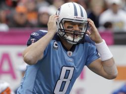 Matt Hasselbeck hace un llamado para concretar el pase durante su encuentro contra Cleveland. AP  /