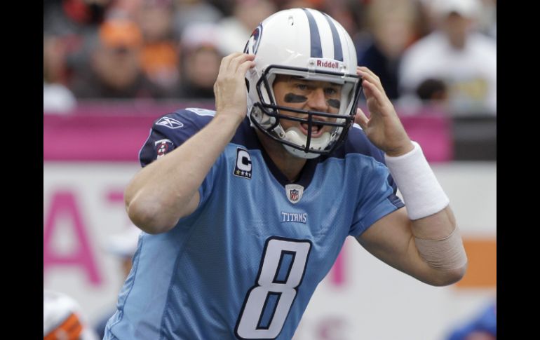 Matt Hasselbeck hace un llamado para concretar el pase durante su encuentro contra Cleveland. AP  /